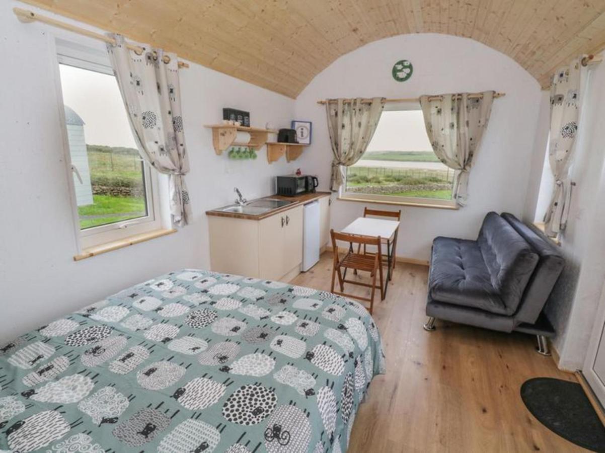 The Snuggly Sheep Shepherd Hut Farm Stay バリシャノン エクステリア 写真